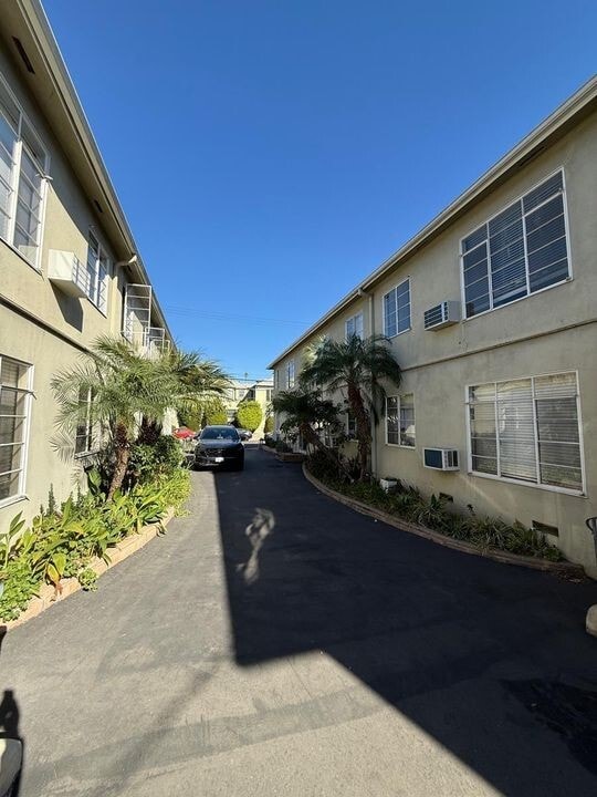 Photo - 6860 De Longpre Ave Apartment Unit 1