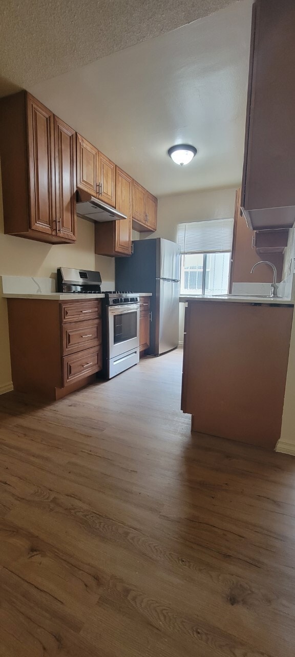 Building Photo - 842 N Sycamore Ave Unit #2