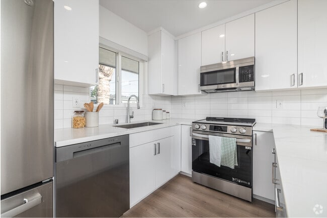 1BR, 1BA - 600SF - Kitchen - Pacific Apartment Homes @ 1620 E Maple