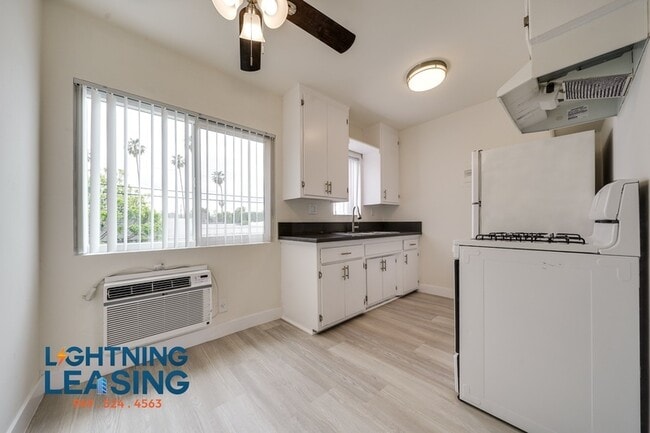 Building Photo - 14766 Delano St Unit 11