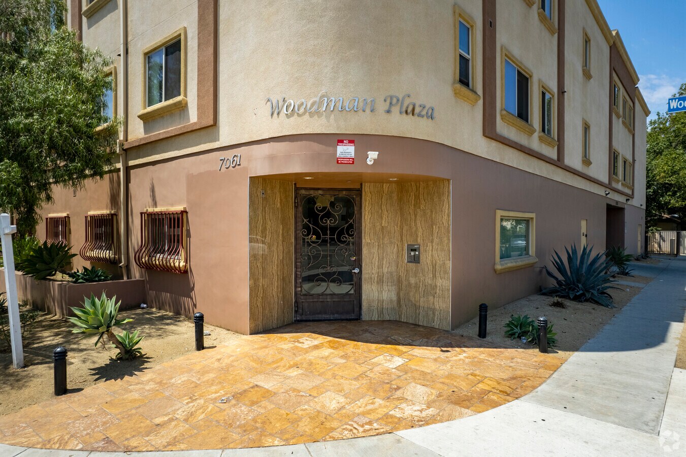 7061 Woodman Ave - Woodman Plaza Apartments