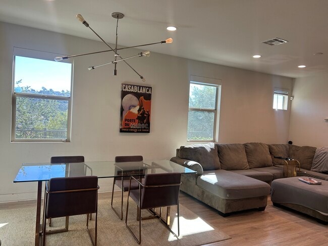 Building Photo - 2124 Solara Ln