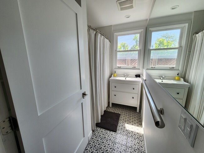 Photo - 2053 W 31st St