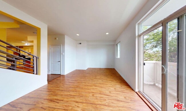 Photo - 11622 Oxnard St