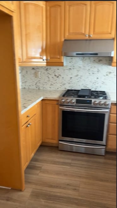 Kitchen - 1050 Thompson Ave