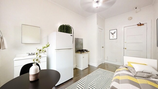 Photo - 647 W 18th St