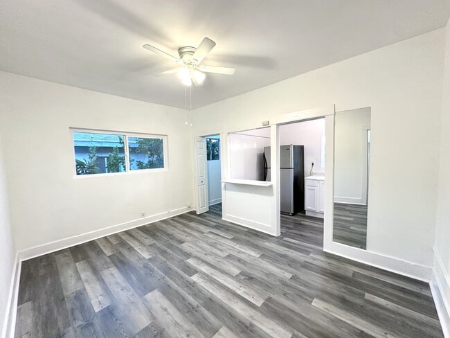 Building Photo - 1278-04 N Wilton Place Unit 1278-04