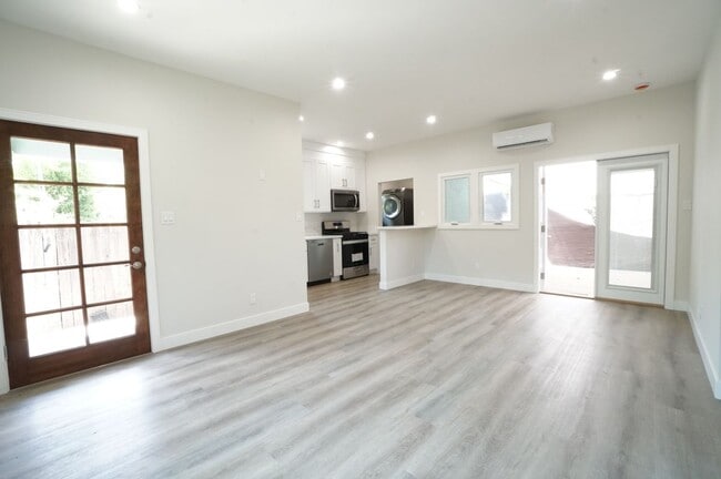 Photo - 6053 Selma Ave