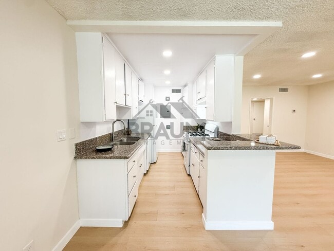 Photo - 6041 Whitsett Ave Unit 103