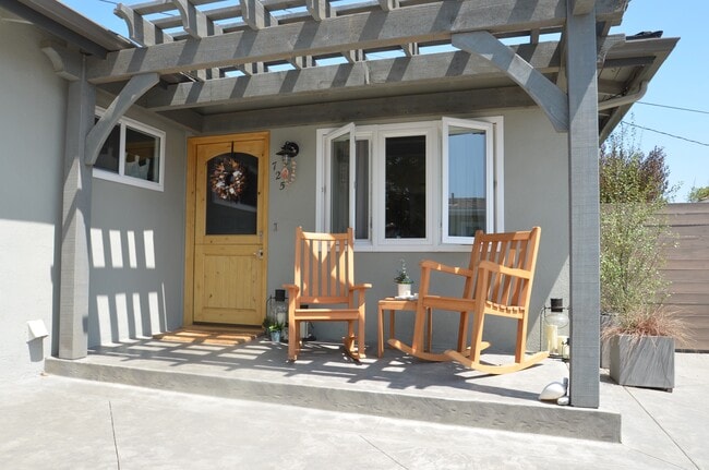 Private single family home - 725 1/2 W Pine Ave House