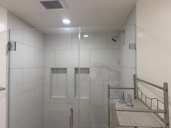 Building Photo - 6624 1/2 Blewett Ave