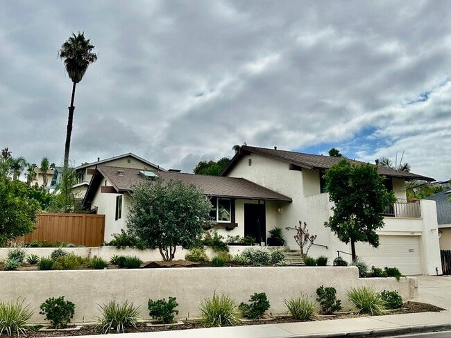 Building Photo - Stunning 4B 3.5 BA Home in Bay Park w/ AC ...