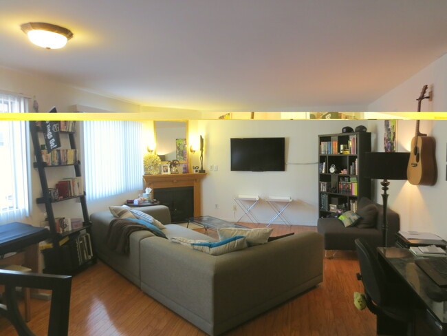 Photo - 832 N Hayworth Ave Unit 1