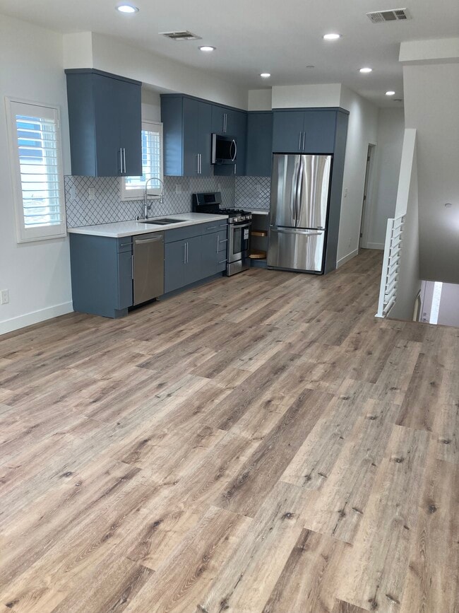 Building Photo - 648 N Serrano Ave Unit 648