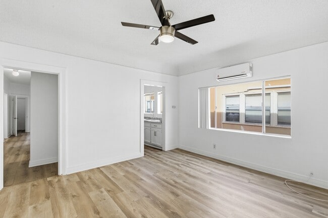 Building Photo - 707 W 48th St Unit 707 1/2