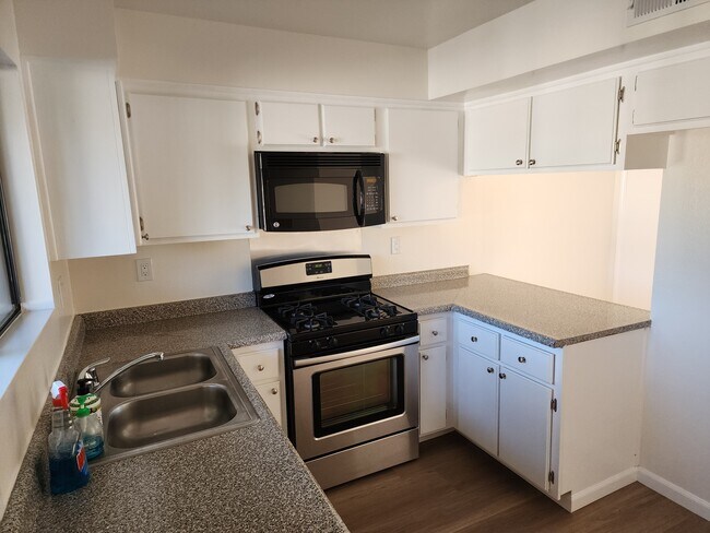 Kitchen - 809 S Adams St Unit Apt 4