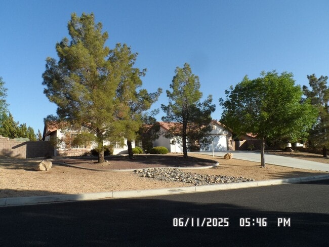 3 Bedrooms, Den, 2 Bathrooms, 3 Car Garage... - 3 Bedrooms, Den, 2 Bathrooms, 3 Car Garage... House
