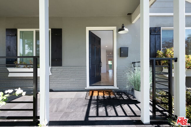 Photo - 5970 Balcom Ave