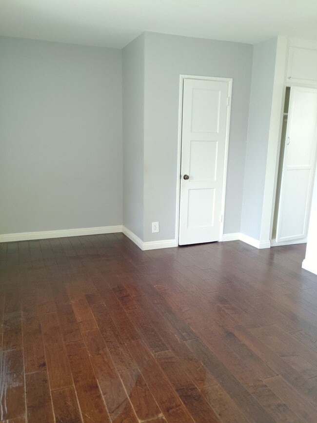 Building Photo - 4712 Elmwood Ave