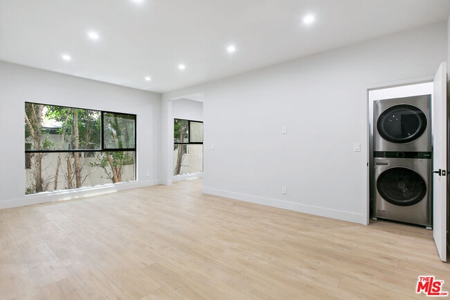 Building Photo - 7229 Willoughby Ave Unit 15