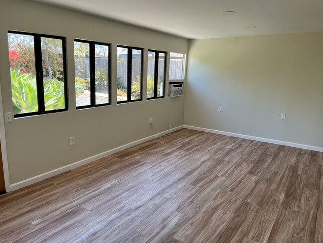 Family room with AC and garden view facing south - 3112 Idlewild Way