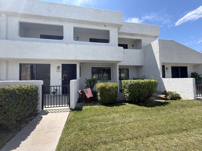 Building Photo - AVAILABLE NOW!! GORGEOUS 3 Bedroom 3 Bathroom Condo Rancho Mirage!!!