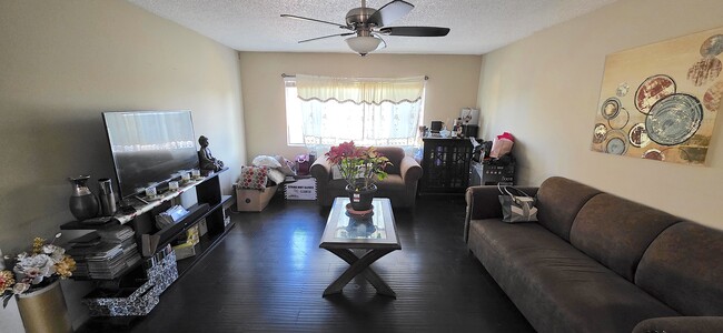 Building Photo - 612 S Acacia Ave Unit B