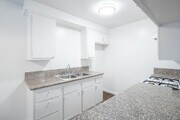 12830 Prairie Ave Hawthorne, CA 90250 - Hampton Pointe Apartments