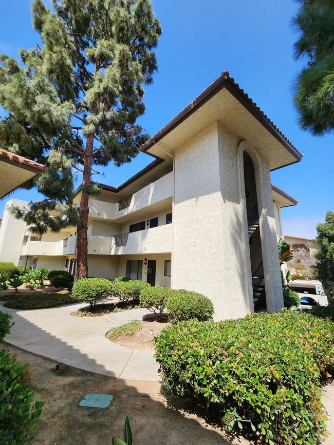 Building Photo - Completely Remodeled 3rd Floor Top Unit 61