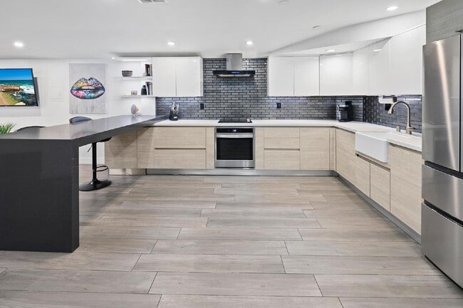 Building Photo - Live in one of San Diego’s most desirable locations in This award-winning architectural gem, "7 o... Unit B