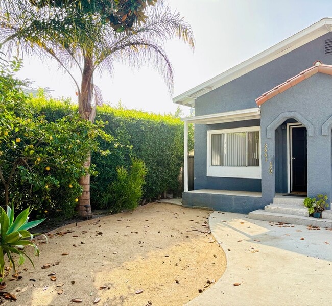 Building Photo - 3659 6th Ave Unit 3661 1/2 6th Ave