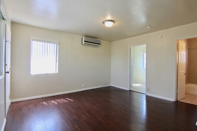 Building Photo - 3345 Del Mar Ave Unit 4