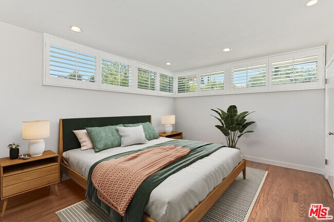Photo - 609 N Doheny Dr Unit C