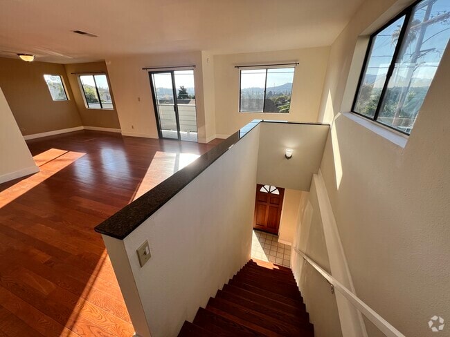 Main floor with open layout - 3161 Weldon Ave Rental