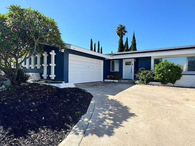 Building Photo - Upgraded 3 Bed / 2 Bath Pool Home with Sol...