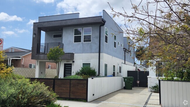 Building Photo - 2235 S Cloverdale Ave Unit Front -2235 Rental