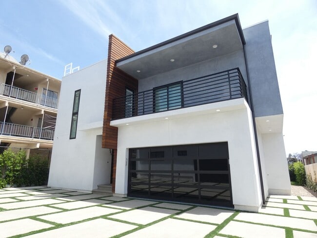 Building Photo - 5346 Lexington Ave Unit 5348