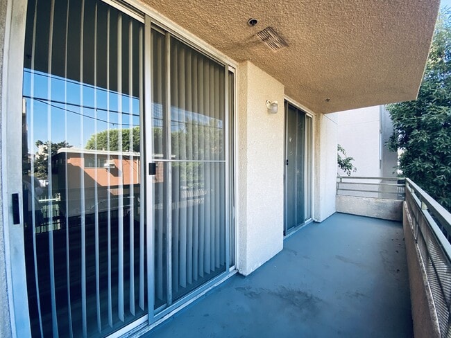 Building Photo - 1220 N Las Palmas Ave Unit 106 Rental