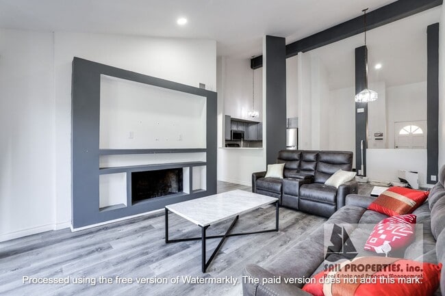 Building Photo - Stylish 3-Bedroom Condo in Gated Torrance Community