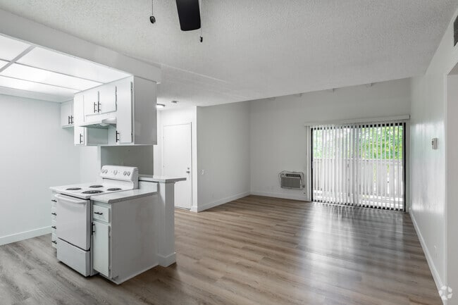 2BR, 1BA - 965SF - Stone Creek Apartments