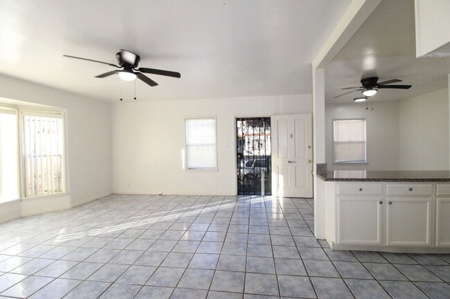 Building Photo - 2828 W Vernon Ave