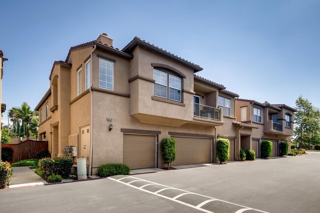 Building Photo - Fantastic 2 Bedroom Townhome minutes away to Camp Pendleton