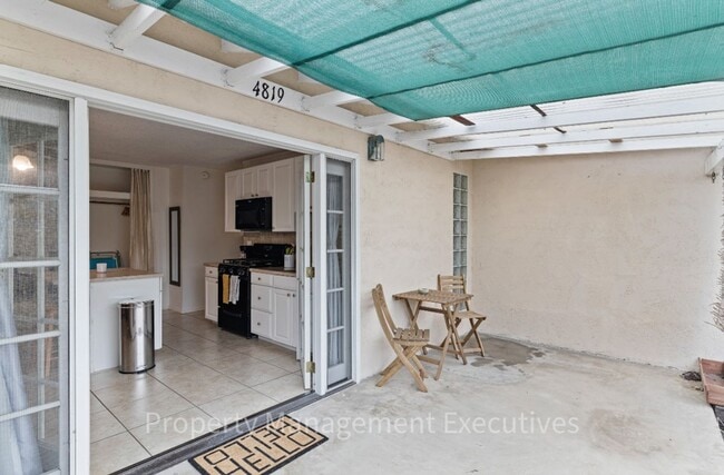 Building Photo - Nice Studio Blocks to Beach Unit 4819 Narragansett Ave