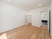 master bedroom/en suite bathroom - 10618 Ayres Ave Unit Duplx