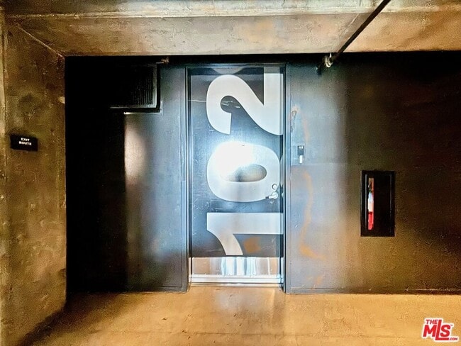 Building Photo - 510 S Hewitt St Unit 102