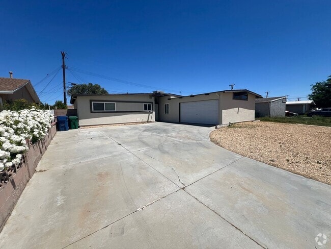 Building Photo - West Lancaster Home