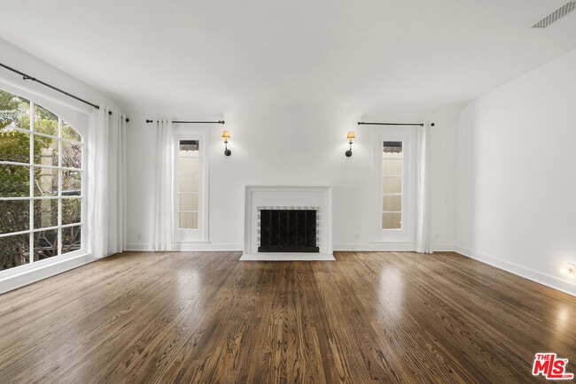 Photo - 451 Westmount Dr