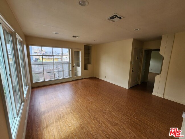 Photo - 5264 Cahuenga Blvd