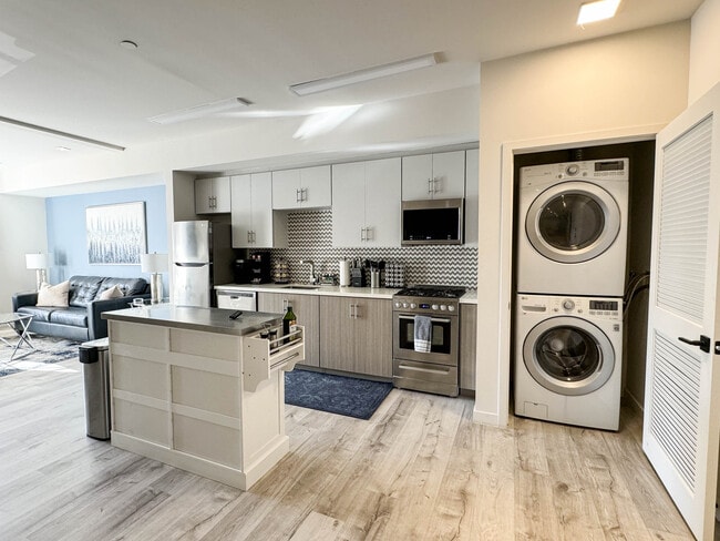 1 BD, 1 BA - Kitchen (Monroe) - Legacy Tamarind