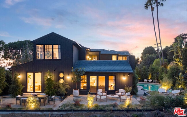 Building Photo - 8673 Hollywood Blvd